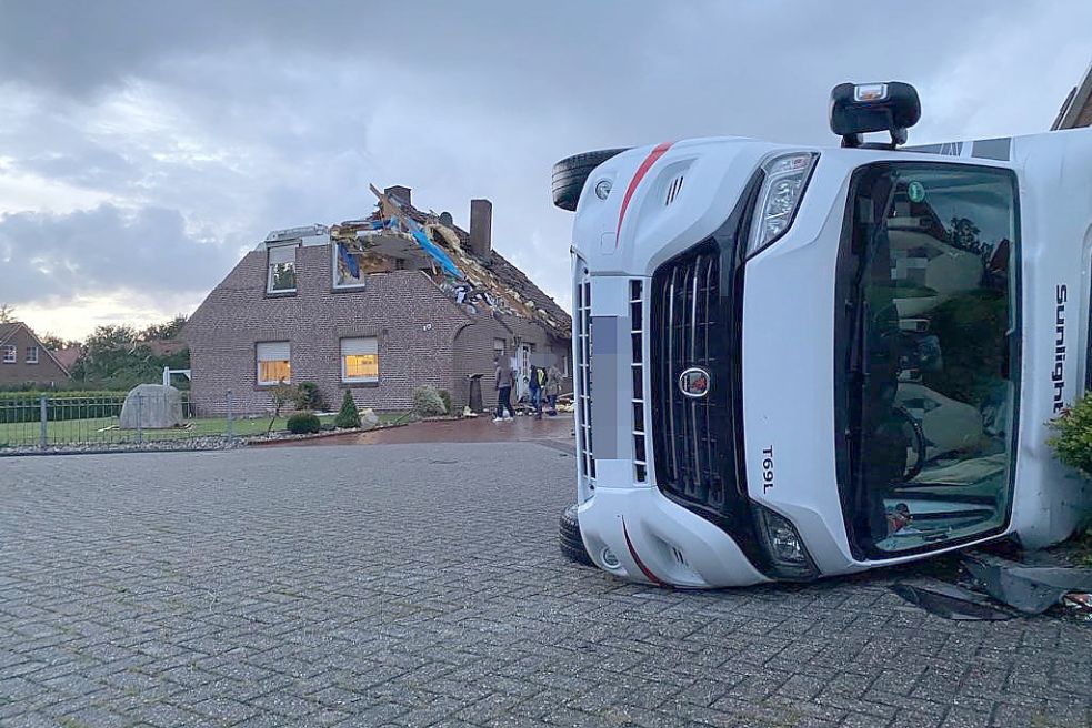 Die Kraft des Windes hat ein Wohnmobil umgekippt. Foto: Holger Janssen