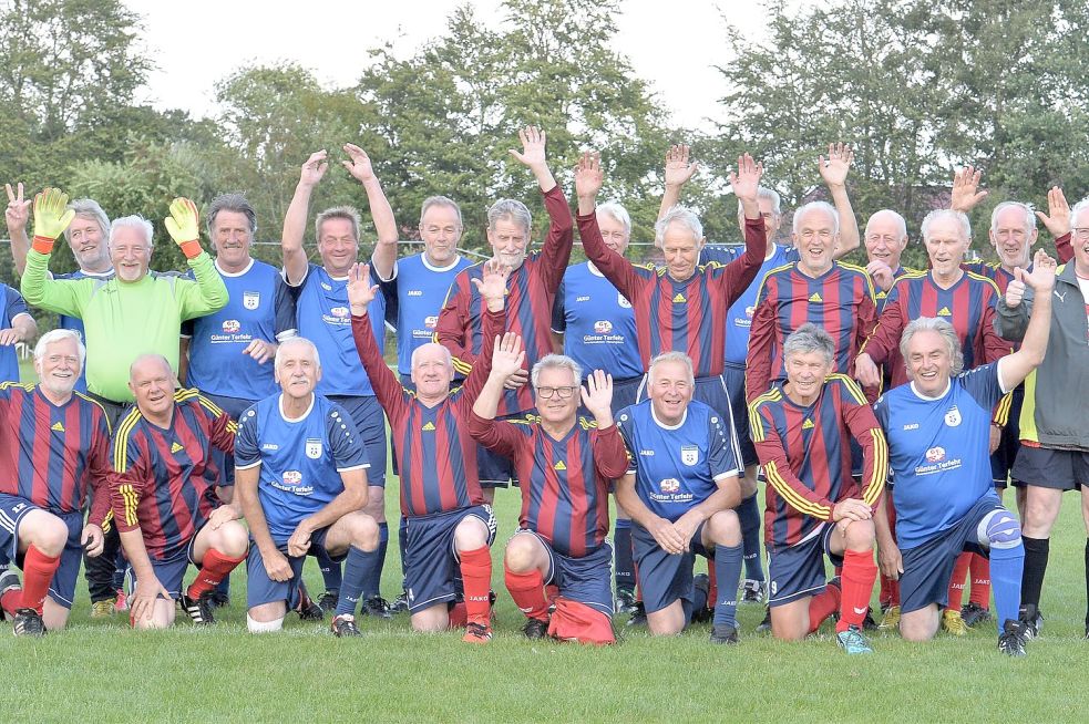 70 und mehr Jahre haben die Spieler der SG Muwies Großefehn (Blau-rote Trikots) und Blau-Weiß Papenburg auf der Uhr. Sie absolvierten am Montagabend in Großefehn ein Freundschaftsspiel. Eine Partie mit zwei unterschiedlichen Hälften aus Sicht der Gastgeber. Fotos: Bernd Wolfenberg