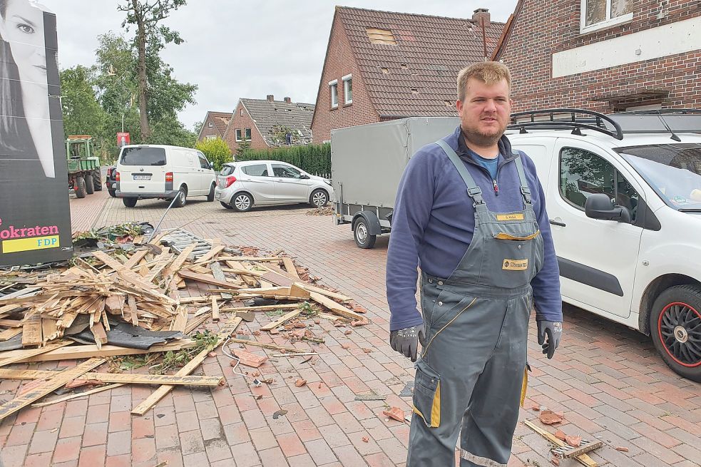 Dennis Meier aus Nenndorf half der Oma. Foto: Rebecca Kresse