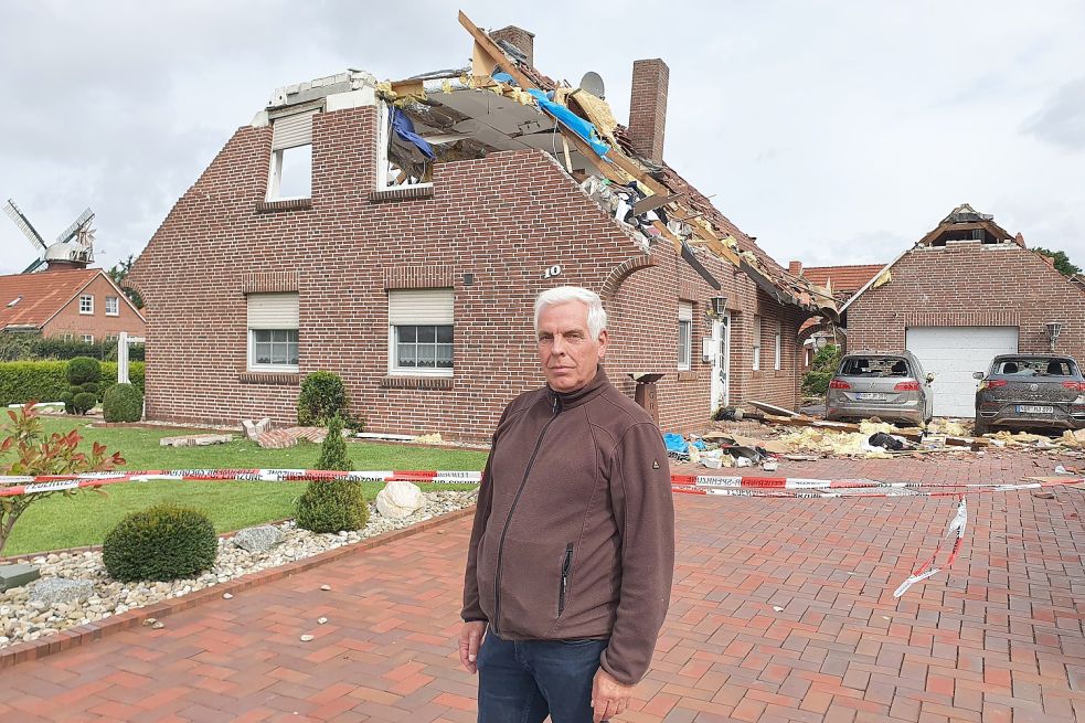 Johann Graver steht vor seinem total zerstörten Haus. Er und seine Familie sind durch den Tornado obdachlos geworden. Foto: Rebecca Kresse