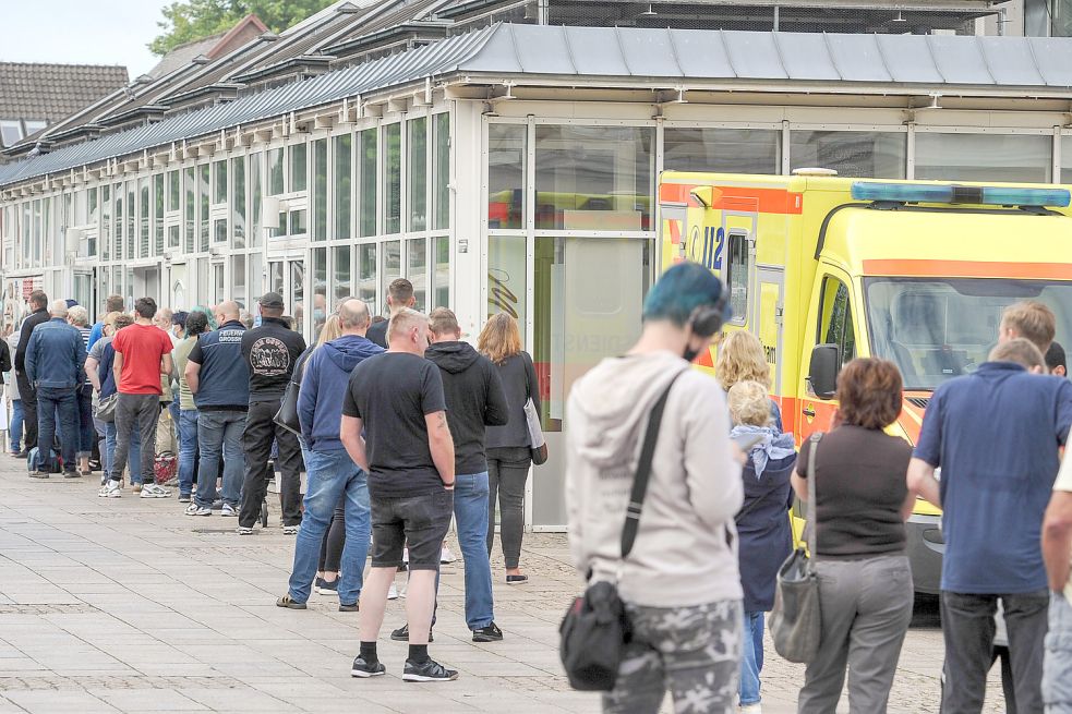 Mehrere Hundert Menschen ließen sich bei einem Sonderimpftag am Wochenende in Aurich impfen. Nun sollen weitere derartige Aktionen folgen. Foto: Stephan Friedrichs