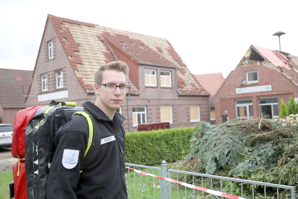 Marvin Rüst zog am Montag mit seinem Rettungsrucksack durch Berumerfehn, um den Menschen zu helfen. Foto: Romuald Banik