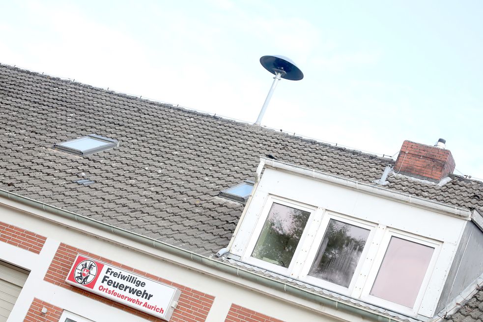 Auf dem Feuerwehrhaus in Aurich Kernstadt ist die Sirene nach einer zeitweiligen Abschaltung wieder reaktiviert worden. Archivfoto: Romuald Banik