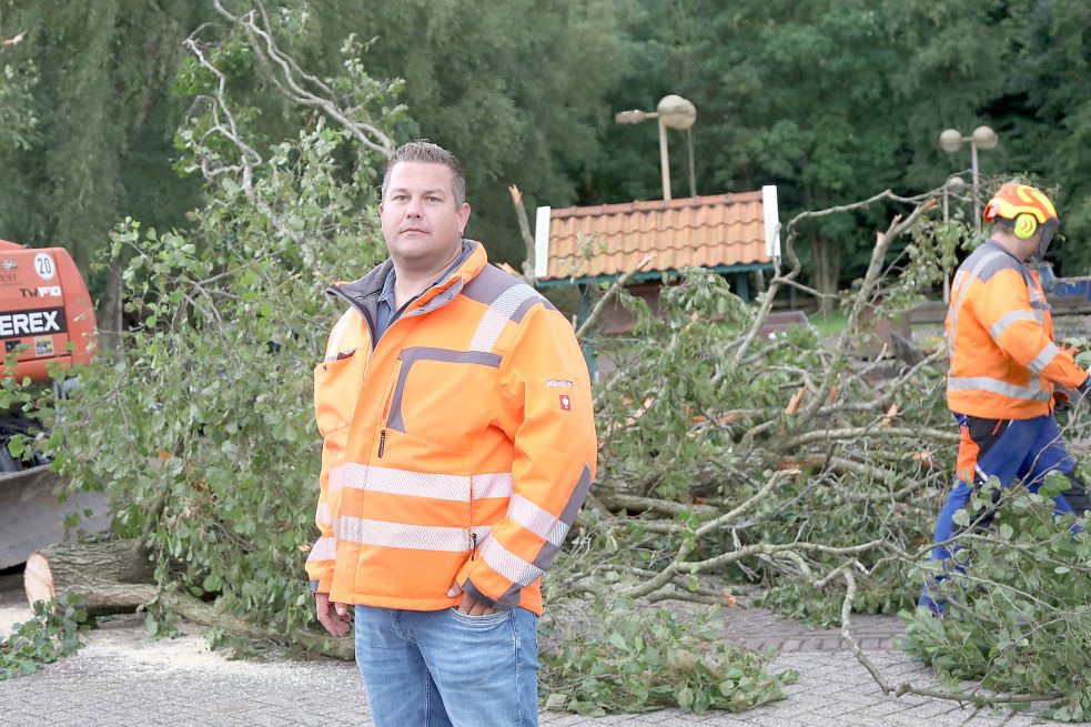 Holger Boekhoff ist zertifizierter Baumkontrolleur aus Filsum. Er kümmert sich um die Bäume in Berumerfehn, die nach dem Tornado Schaden genommen haben. Foto: Romuald Banik