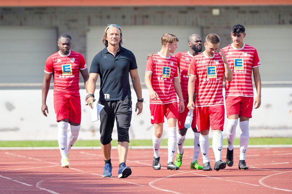 Aurichs neuer Trainer Wilfrid Böhling, hier mit seinen jungen Spielern, kennt den Gegner aus dem Effeff. Kein Wunder, hat er die Gelb-Schwarzen doch zuvor mehrere Jahre trainiert. Foto: Stephan Friedrichs