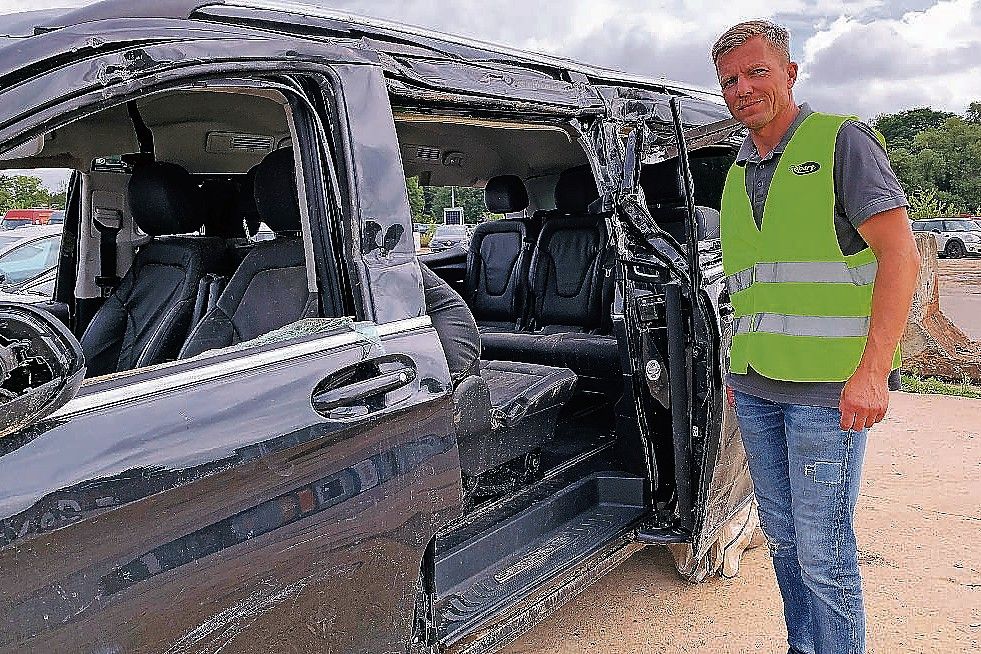 Andre Bredow kümmert sich um die Versteigerung der unzähligen Hochwasser-Autos. Bevor sie unter den Hammer kommen, müssen sie gereinigt werden. Fotos: Oprée