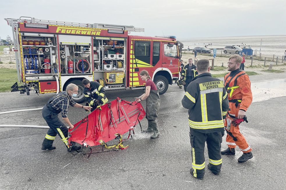 Mit einem speziellen Bergesack wurde der Verletzte geborgen. Foto: Feuerwehr