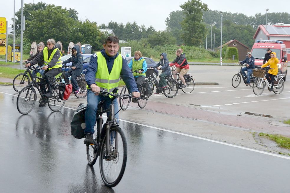 Die Teilnehmer starten in Riepe. Foto: Franziska Otto