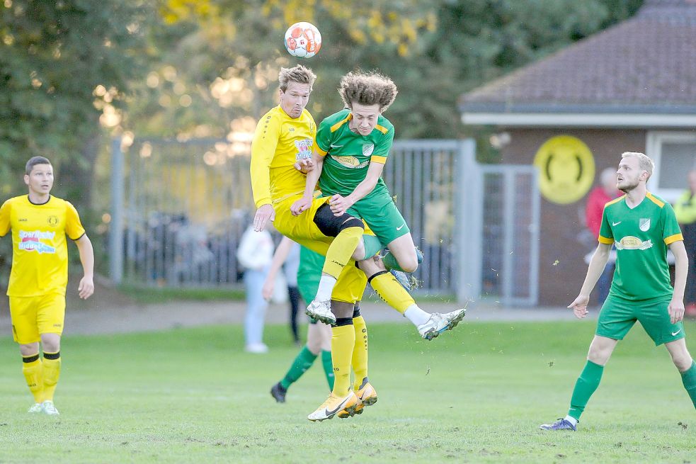 Einsatz zeigten sowohl die Spieler des TuS Middels (im gelben Trikot) als auch die des SV Wallinghausen. Fotos: Stephan Friedrichs