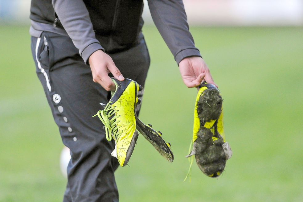 Weil sich das lose Gras zwischen die Stollen setzte, hatten alle Spieler einen rutschigen Stand. Für Glen Sokoli kam nach einer halben Stunde noch ein anderes Problem hinzu. Von einem Schuh hatte sich die Sohle gelöst.