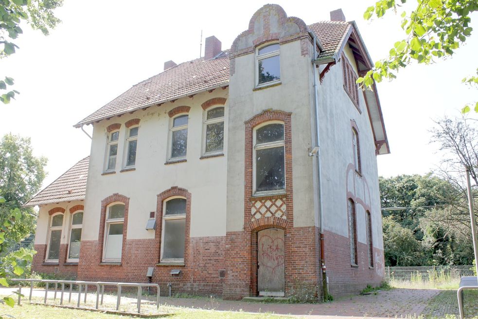 Unten im Bahnhof befindet sich unter anderem die alte Wartehalle, darüber sind Wohnungen. Foto: Karin Böhmer