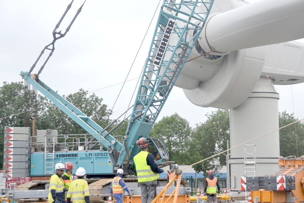 Auf der Schulungsbaustelle im Emder Hafen wurde der Aufbau von Enercon-Windräder trainiert. Archivfoto: Recke