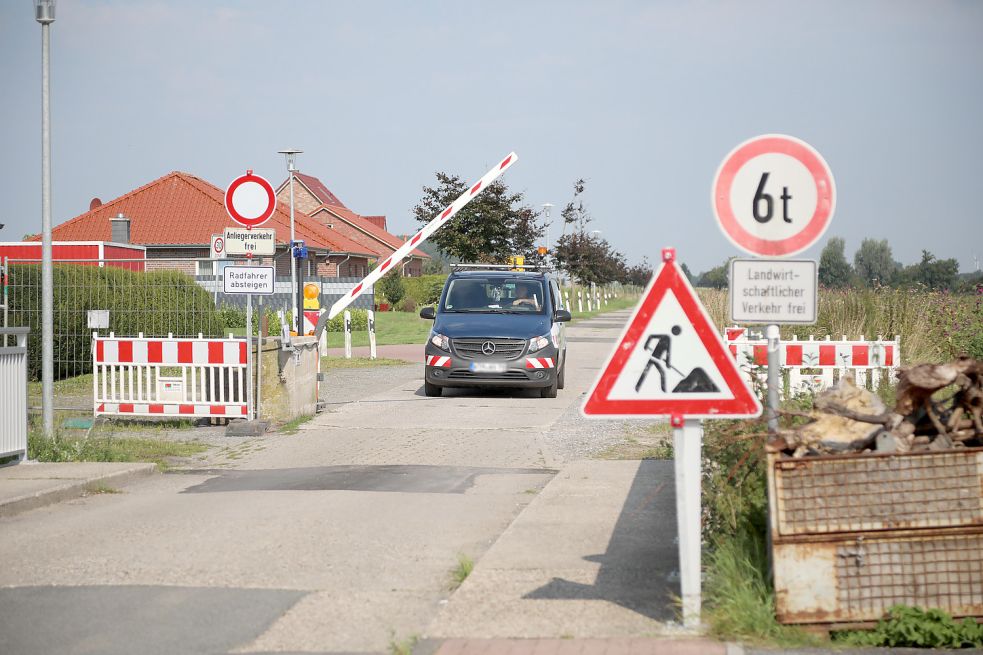 Die viel diskutierten Schranken in einigen Nebenstraße haben sich laut Landkreis Aurich und der Baufirma durchaus bewährt. Archivfoto: Romuald Banik