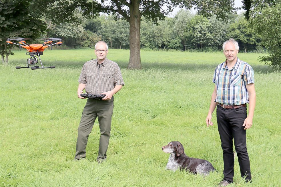 Hermann Fleßner (links) und Heinz Conring sind die Vorsitzenden des ersten Ihlower Vereins zur Rehkitzrettung. Sie setzen dabei auf technische Unterstützung durch eine Drohne mit Wärmebildkamera. Foto: Aike Ruhr