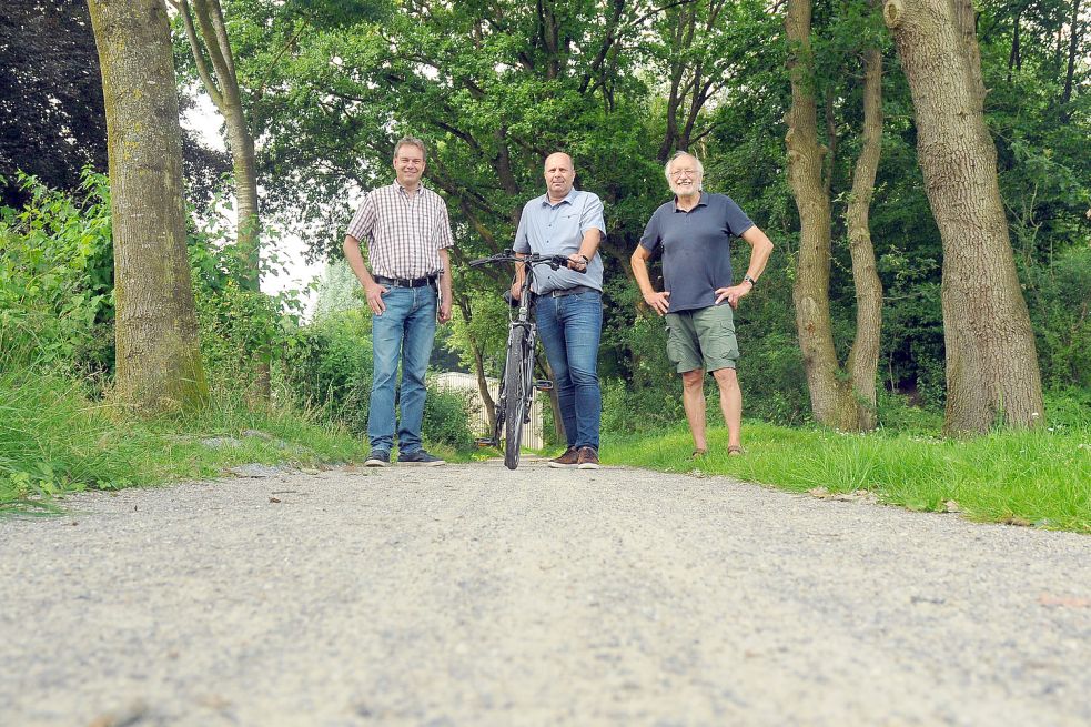 Ralf Biller (von links), Wolfgang Dirksen und Martin Aden auf der Teststrecke des Ostfriesland-Wanderwegs in Holtrop. Foto: Gemeinde Großefehn