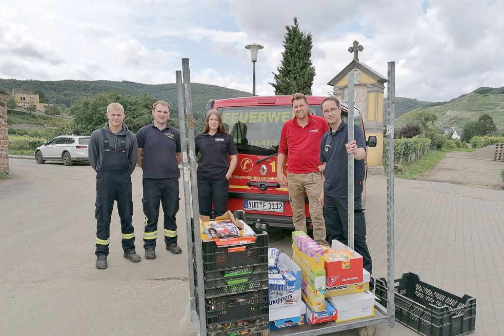 Die Einsatzkräfte der Feuerwehr Großefehn brachten gespendetes Spielzeug und Süßigkeiten ins Ahrtal. Foto: privat