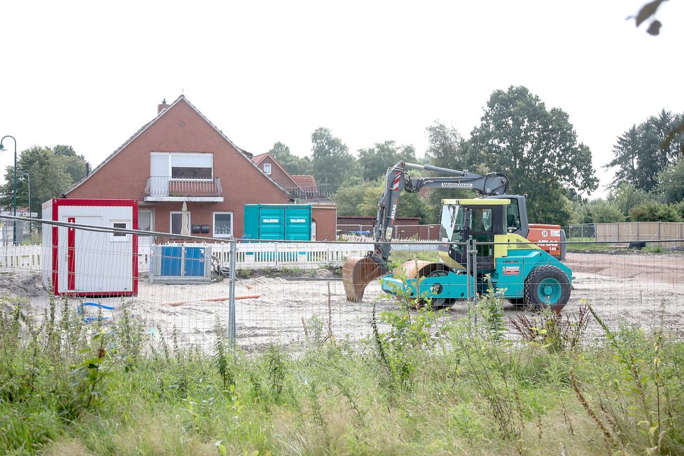 Seit Juni laufen die Bauarbeiten auf dem Grundstück im Zentrum von Ostgroßefehn. Foto: Romuald Banik