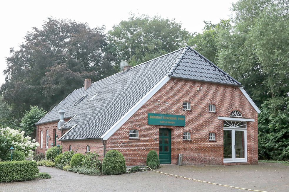 Ende des Monats öffnen die Tore des Strackholter Bahnhofs wieder. Foto: Romuald Banik