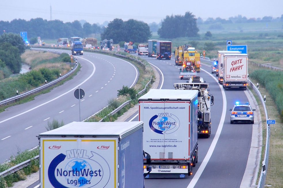 Zahlreiche Lastwagen aus der Region machten sich mit Hilfsgütern auf den Weg ins Krisengebiet. Foto: Ostfriesen.tv