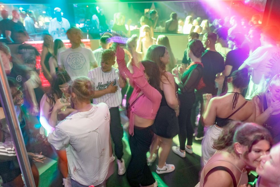 Besucher tanzen in einer Diskothek: Wer so, ohne Maske, am Sonnabend im Galaxy in Georgsheil feiern will, muss geimpft oder genesen sein. Symbolfoto: DPA