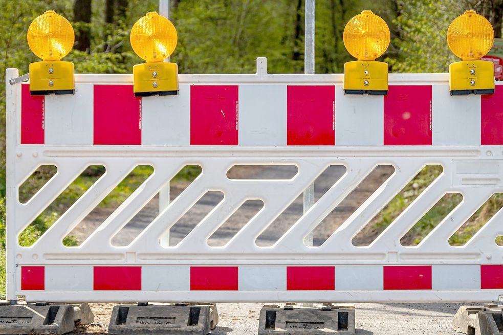 Die Vollsperrung der Kreisstraße in Akelsbarg wird noch einige Zeit für Umwege bei den Autofahrern sorgen. Symbolfoto: Pixabay