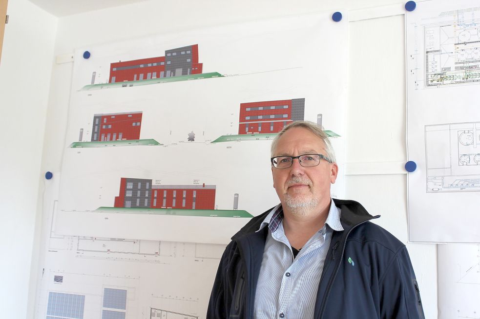 Horst Krebs vor den Plänen für das Werk auf einer Warft. Foto: Karin Böhmer