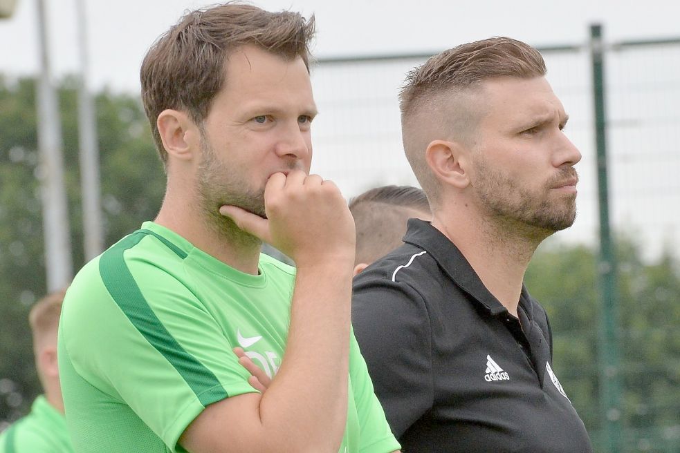 Ostfrisia Moordorfs Trainer Dennis Debelts (rechts) und sein Co-Trainer Dennis Ennen haben keinen Grund, skeptisch zu schauen.