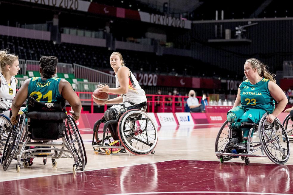 Lena Knippelmeyer vorm Wurf im Spiel gegen die Australierinnen. Foto: Steffi Wunderl
