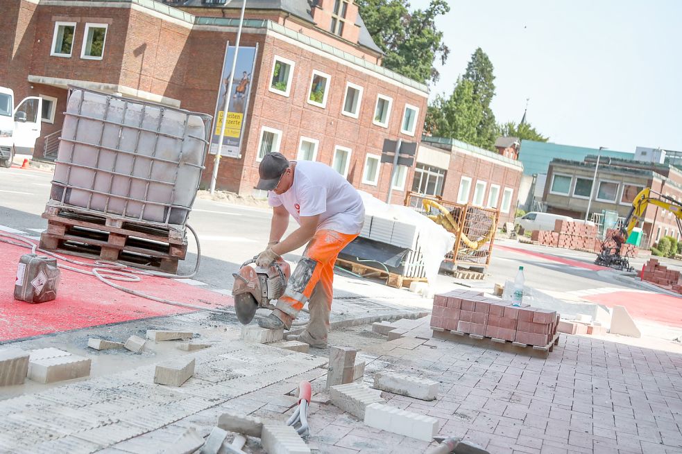 Anfang der Woche wurde im Kreuzungsbereich gepflastert. Doch die Sperrung bleibt noch länger.Foto: Romuald Banik