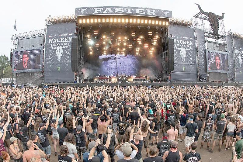 Heavy-Metal-Fans beim Wacken Open Air Festival 2018. Foto: Daniel Reinhardt/dpa