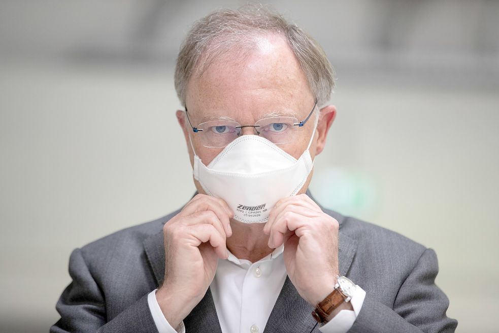 Die Maske wird die Niedersachsen, hier Ministerpräsident Stephan Weil, weiter im Alltag begleiten. Ansonsten wird es künftig etwas lockerer zugehen in Sachen Einschränkung - solange man geimpft oder genesen ist. Foto: Friso Gentsch/dpa