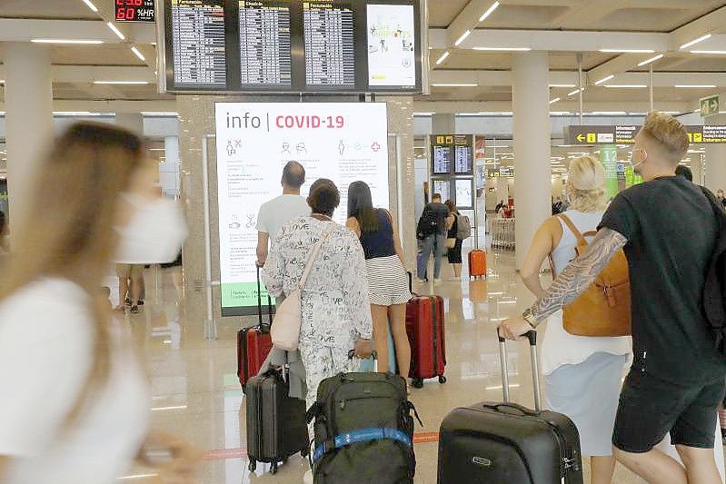 Urlauber im Abflugbereich des Flughafens von Palma de Mallorca. Foto: Clara Margais/dpa