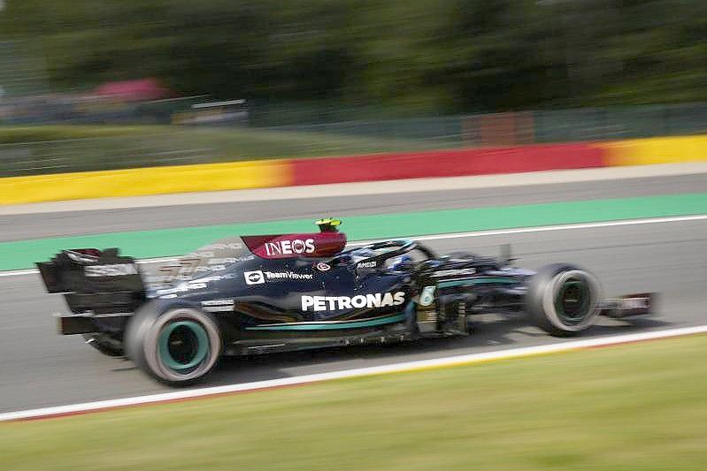 Der Finne Valtteri Bottas fuhr im Mercedes zunächst die schnellste zeit. Foto: Francisco Seco/AP/dpa