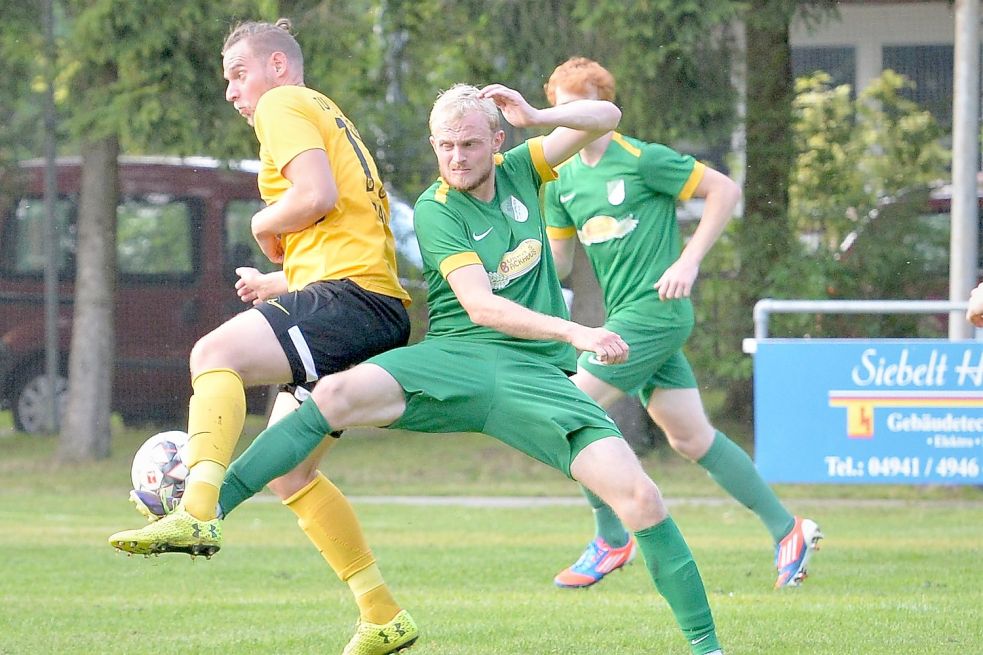 Im Pokalspiel entschied die Zweikampfstärke von Weene (Gelb-Schwarz) das Spiel in Wallinghausen. Am Sonnabend treffen beide Teams im Punktspiel erneut aufeinander. Der SVW will diesmal den Spieß umdrehen. Foto: Bernd Wolfenberg