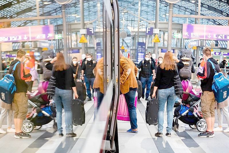 Fahrgäste steigen am Berliner Hauptbahnhof in einen ICE ein. Foto: Christoph Soeder/dpa
