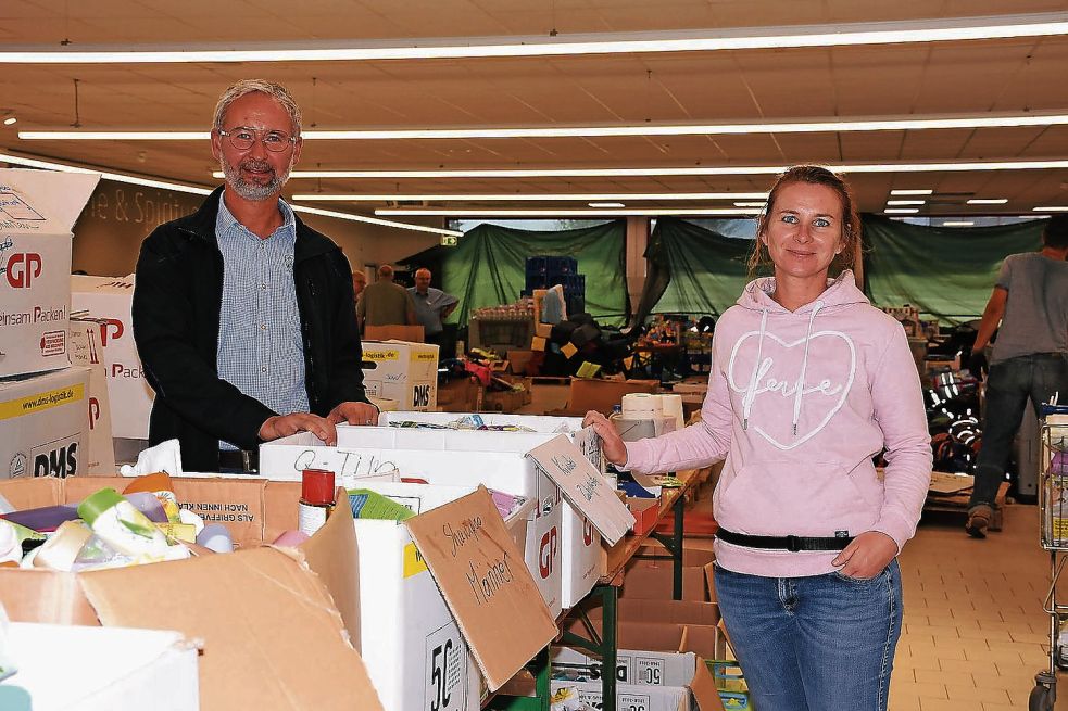 Dirk Huizing und Andrea Reuscher kümmern sich um die Koordination und Weiterverteilung der Spenden. Foto: Niehus
