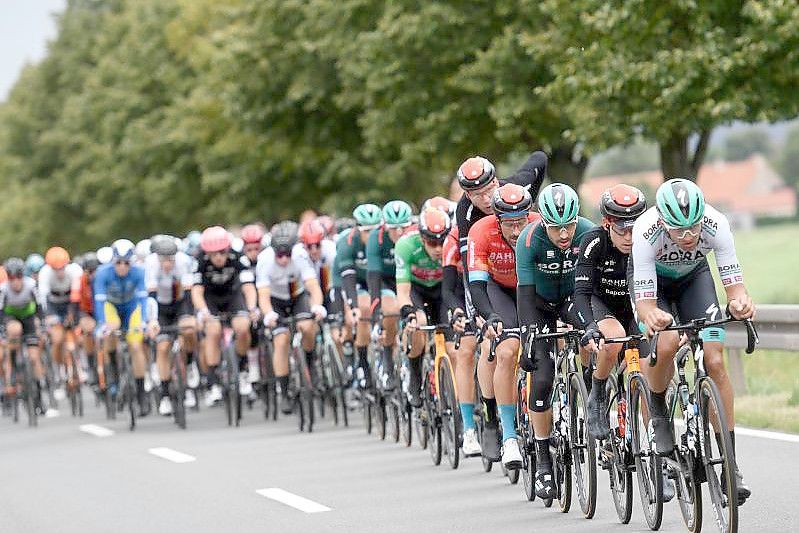 Das Fahrerfeld auf der zweiten Etappe der Deutschland Tour. Foto: Bernd Thissen/dpa