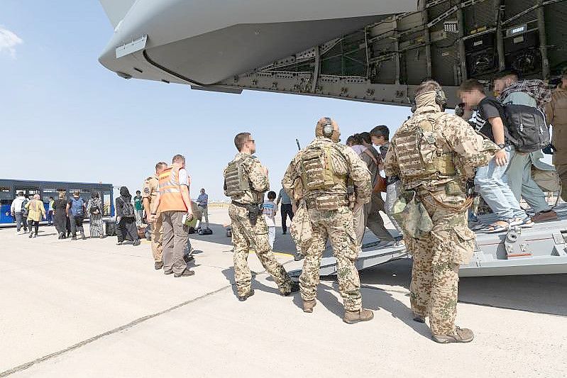Soldaten der Bundeswehr am „Hub“ im usbekischen Taschkent. Foto: Marc Tessensohn/Bundeswehr/dpa