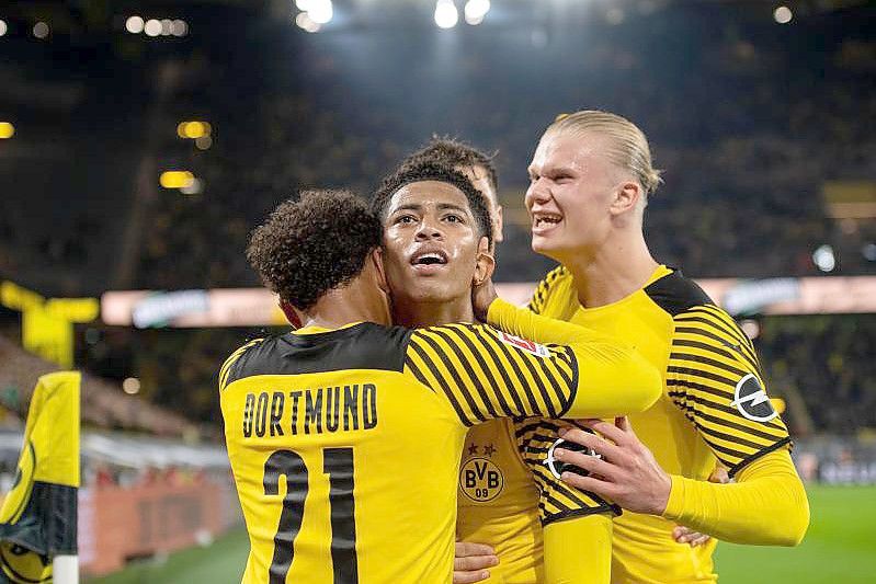 Die Dortmunder bejubeln das Tor von Jude Bellingham (M) zum zwischenzeitlichen 2:1. Foto: Marius Becker/dpa