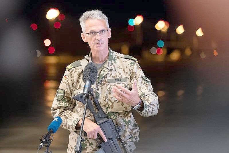 Brigadegeneral Jens Arlt, noch mit seinem Sturmgewehr bewaffnet, spricht über den Evakuierungseinsatz. Foto: Daniel Reinhardt/dpa