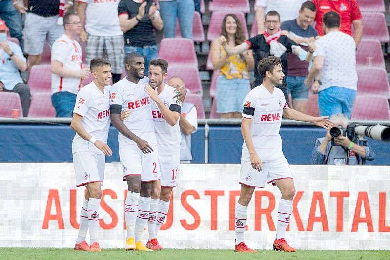 Kölns Anthony Modeste (2.v.l.) hat in zwei Saisonspielen bereits drei Scorer gesammelt. Foto: Rolf Vennenbernd/dpa