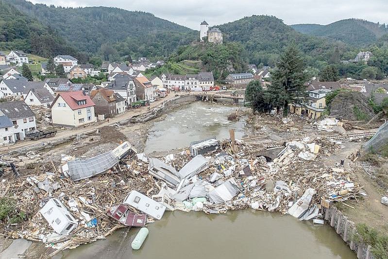 Meterhoch türmen sich Wohnwagen, Gastanks, Bäume und Schrott an einer Brücke über der Ahr. Zunächst gab es Befürchtungen, es könnte Seuchen geben - doch es gibt Entwarnung. Foto: Boris Roessler/dpa