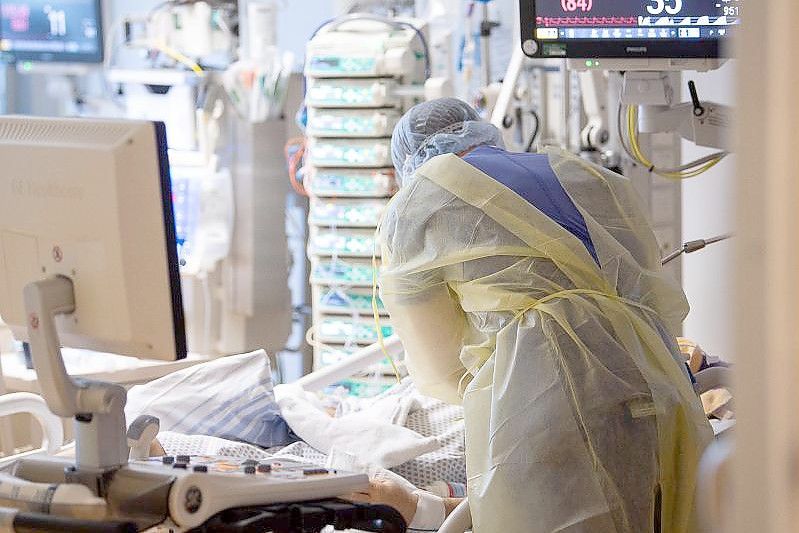 Ein Intensivpfleger arbeitet auf einer Intensivstation an einem Covid-19-Patient. Foto: Sebastian Gollnow/dpa