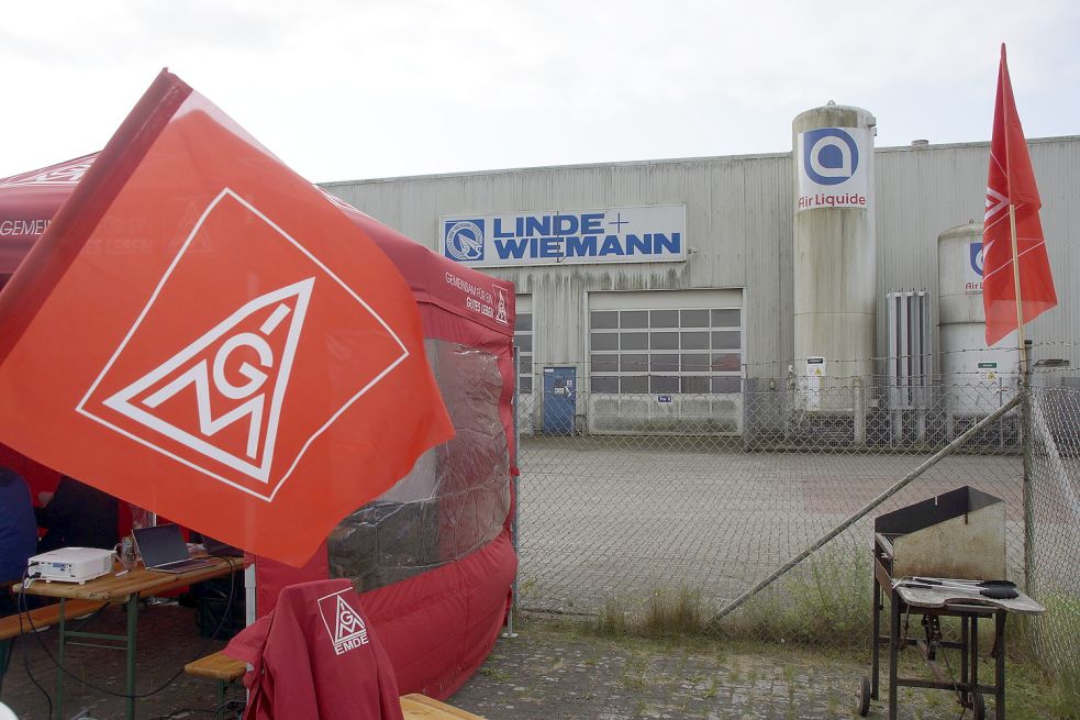 Vor dem Werk in Georgsheil wehen seit Wochen die Streikfahnen der IG-Metall. Archivfoto: Holger Janssen