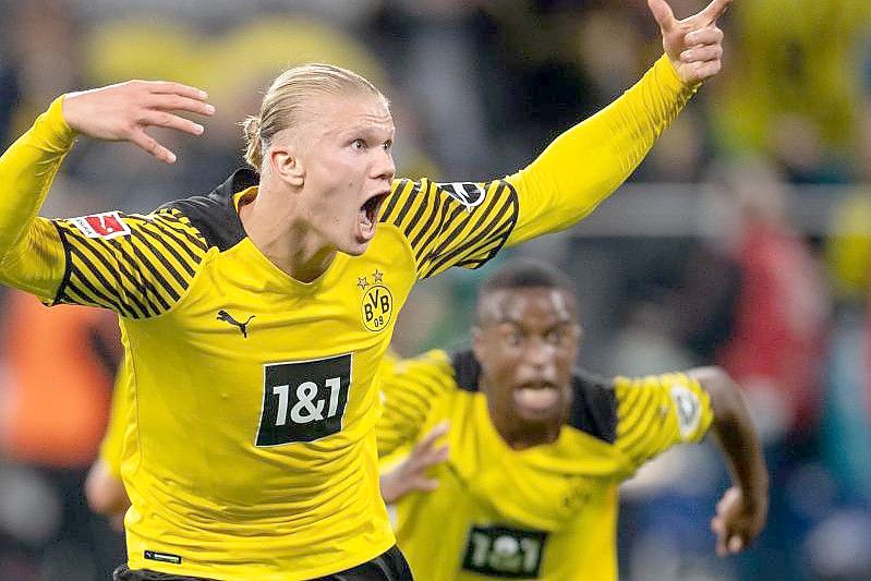 Dortmunds Torschütze Erling Haaland jubelt nach seinem Last-Minute-Treffer zum 3:2-Endstand. Foto: Marius Becker/dpa