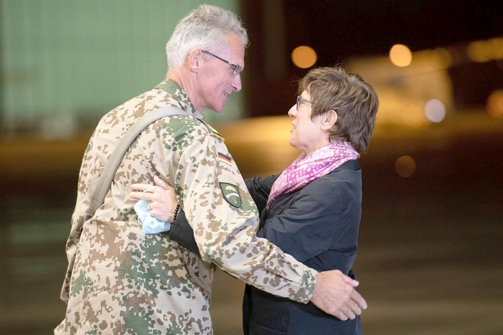 Emotionale Rückkehr nach Deutschland: Verteidigungsministerin Kramp-Karrenbauer umarmt Jens Arlt, Brigadegeneral der Bundeswehr, nach der Landung im niedersächsischen Wunstorf. Foto: dpa/Daniel Reinhardt