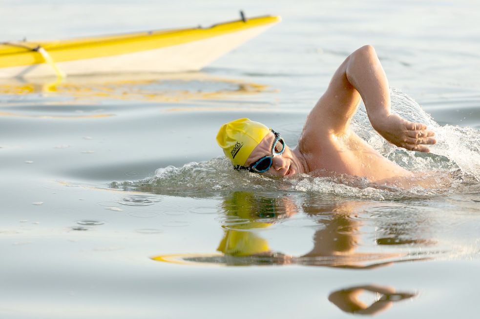 André Wiersig während seiner Schwimm-Aktion in der Nordsee vor Helgoland. Foto: Dennis Daletzki