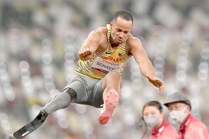 Leon Schäfer springt in Tokio zur Silbermedaille. Foto: Marcus Brandt/dpa