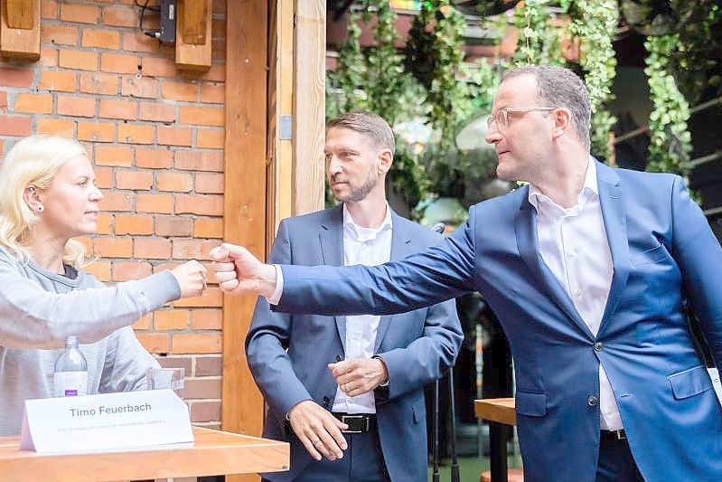 Gesundheitsminister Jens Spahn (r) neben Timo Feuerbach (m.), Geschäftsführer des Europäischen Verbands der Veranstaltungs-Centren (EWC), und Pamela Schobeß, Vorstand von LiveKomm und Vorsitzende der Clubkommission Berlin. Foto: Christoph Soeder/dpa