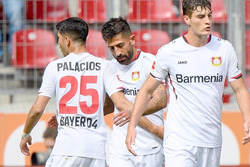 Bayer 04 Leverkusen hat sich beim FC Augsburg auch dank zweier Eigentore der Augsburger mit 4:1 durchgesetzt. Foto: Matthias Balk/dpa